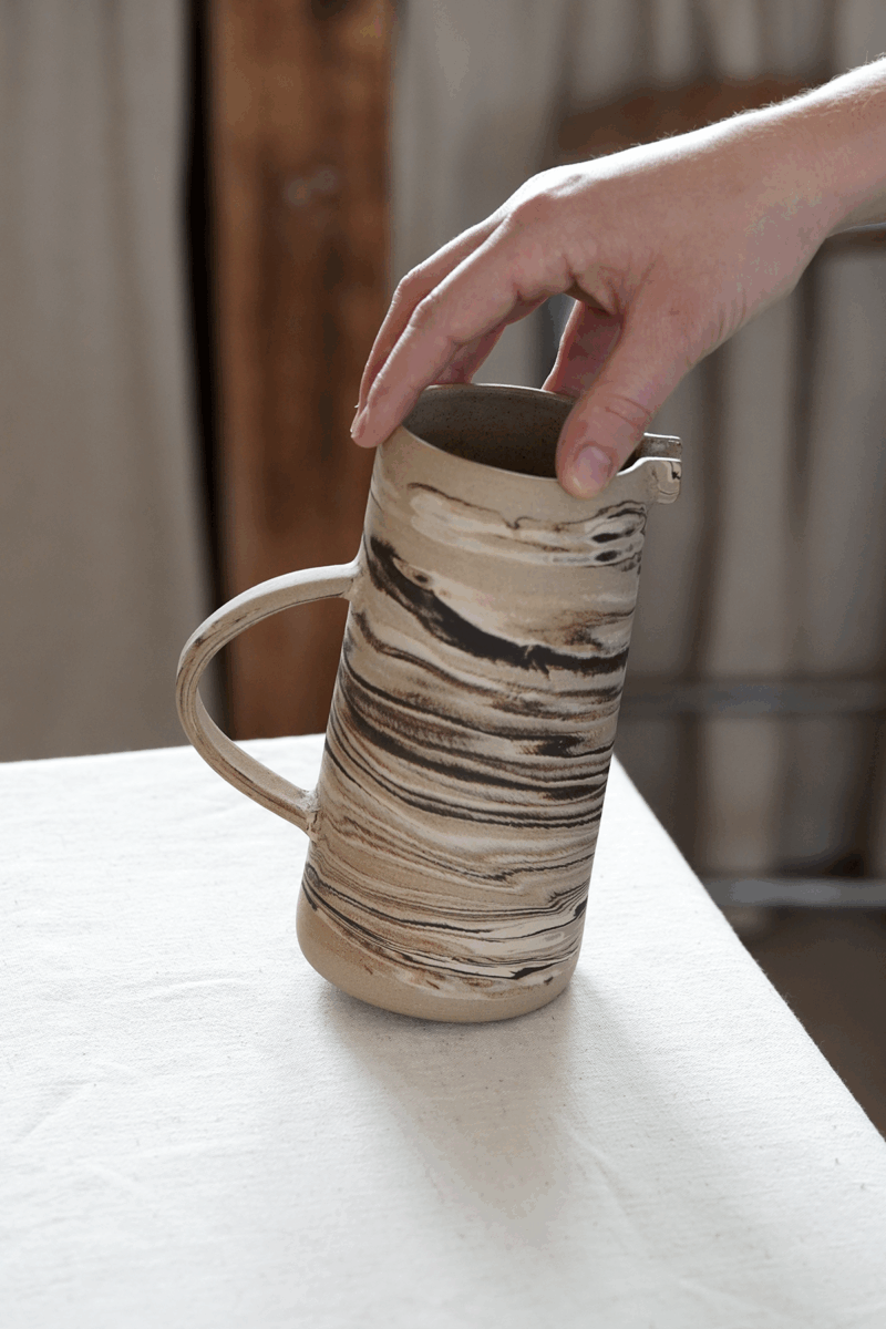 Cruche en terre mêlée 2 – Image 4