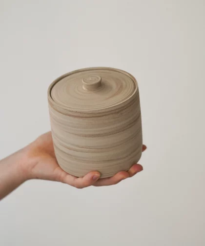 Grande boîte en terre mêlée