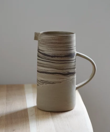 Cruche en terre mêlée brownie