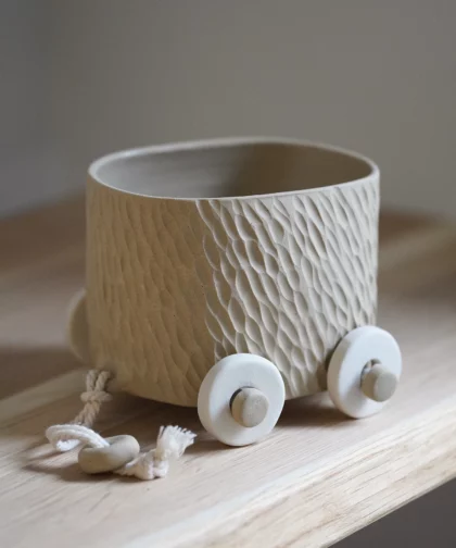 Jouet, la tasse qui roule bancale