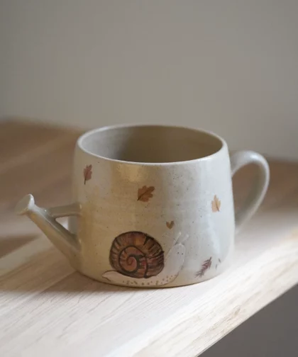 Jardinage, l'arrosoir et l'escargot