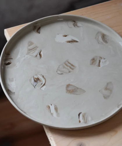 Petit plat rond incrustations brownie
