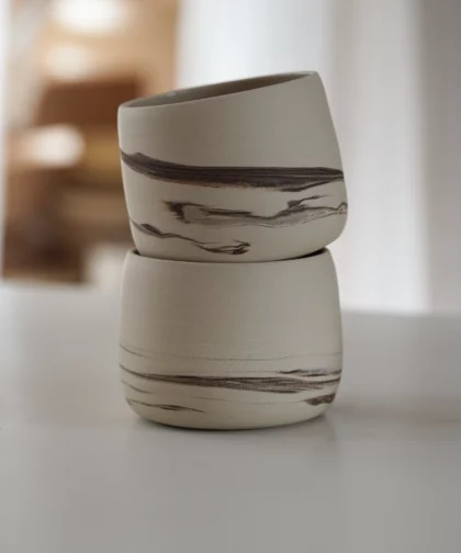 Tasse sans anses incrustation terre noire